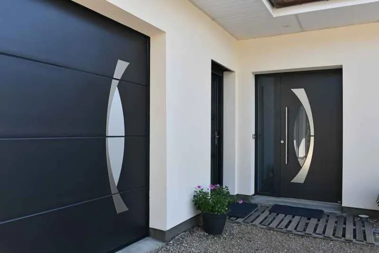 Installation d'une double porte de garage sectionnelle à Foix, Foix, Tellez Menuiseries